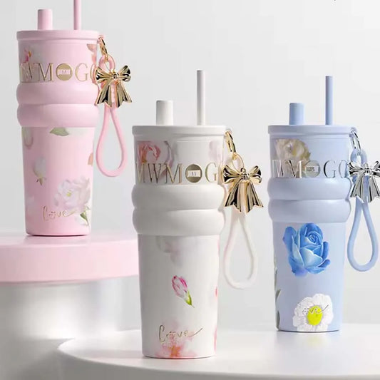 1 Stück 2026 Blossoms Neues Modell Stroh-Isolierbecher 710ml Große Kapazität Stilvoller Kaffeebecher Tragbarer Reise-Auto-Eisbecher Geschenke für Frauen