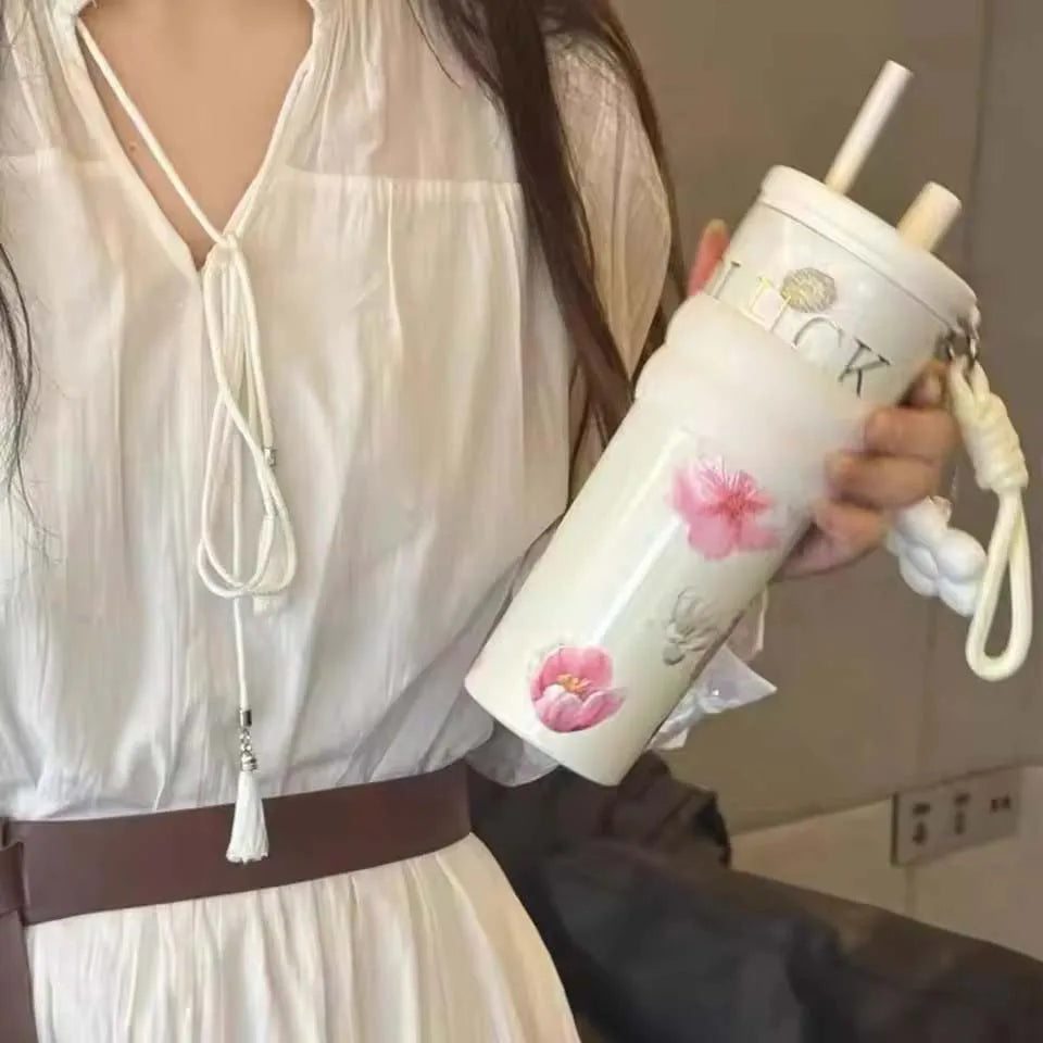 1 Stück 2026 Blossoms Neues Modell Stroh-Isolierbecher 710ml Große Kapazität Stilvoller Kaffeebecher Tragbarer Reise-Auto-Eisbecher Geschenke für Frauen