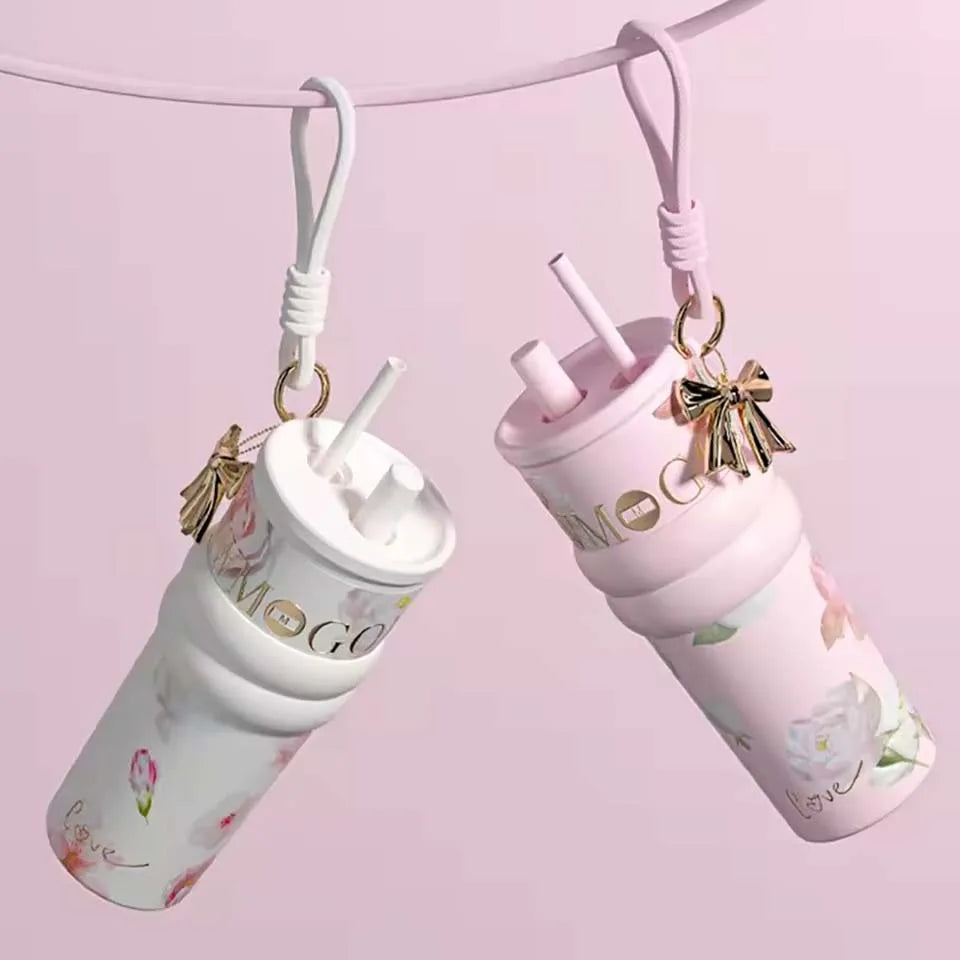 1 Stück 2026 Blossoms Neues Modell Stroh-Isolierbecher 710ml Große Kapazität Stilvoller Kaffeebecher Tragbarer Reise-Auto-Eisbecher Geschenke für Frauen